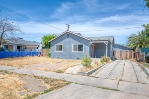 photo 1 of 4487 E Bend Ave, Fresno, CA 93702