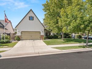 photo 1 of 425 W Trenton Ave, Clovis, CA 93619