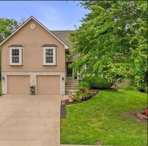photo 1 of 1229 SE Princeton Dr, Lee's Summit, MO 64081