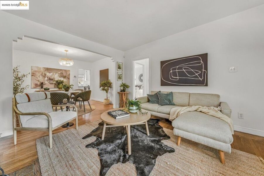photo 1 of 5925 Outlook Ave, Oakland, CA 94605