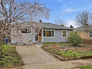 photo 1 of 6621 SE Carlton St, Portland, OR 97206