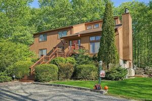 photo 1 of 31 Powder Horn Road, Cortlandt Manor, NY 10567