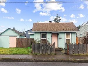 photo 1 of 303 N 8th St, Cottage Grove, OR 97424