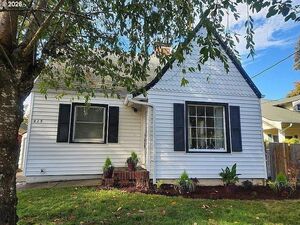 photo 1 of 415 SE Roberts Ave, Gresham, OR 97080