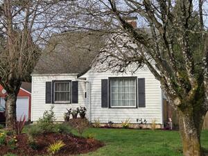 photo 1 of 415 SE Roberts Ave, Gresham, OR 97080