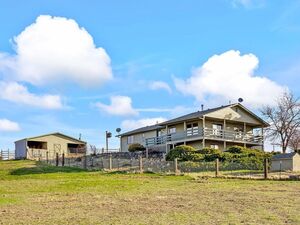 photo 1 of 896 SE Dover Ln, Madras, OR 97741