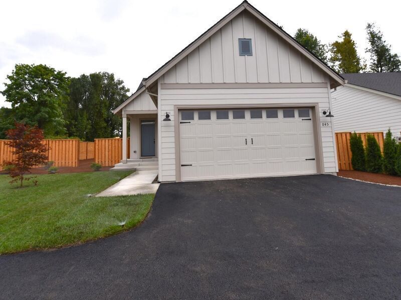 photo 1 of 845 Oakleaf Way, Silverton, OR 97381